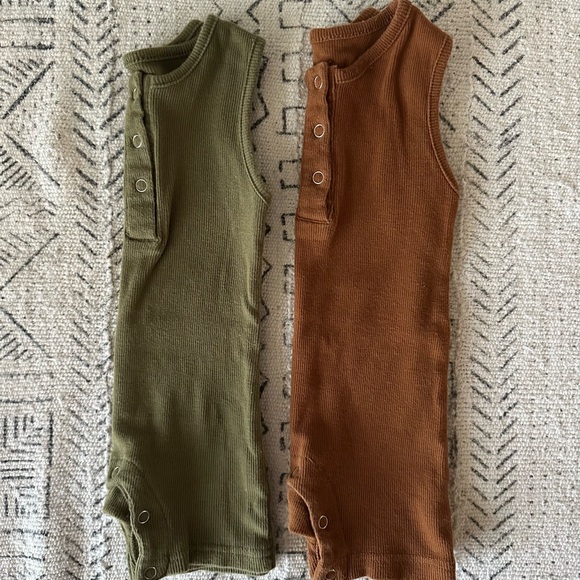 Set of Two Sleeveless Baby Rompers in Olive and Sienna - Picture 2 of 3